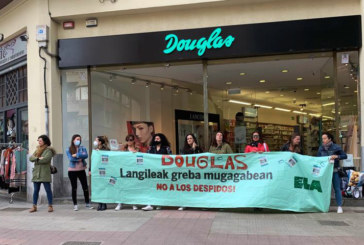 Concentración contra los despidos de Douglas en la tienda de Durango