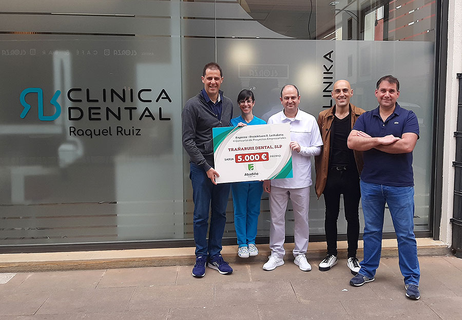La clínica Trañaruiz Dental <br/>gana el concurso de proyectos empresariales de Abadiño