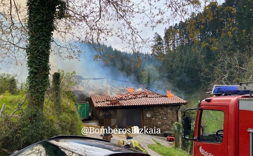 El caserío Aldegoiena de Mañaria queda calcinado por un incendio