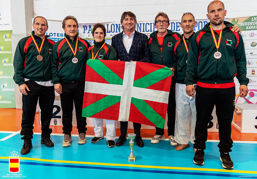 El club Ukabidea de Amorebieta logra una plata y un bronce en el Estatal de veteranos de karate