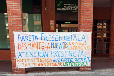 Critican el “desmantelamiento de la atención presencial” frente a la sede de la Seguridad Social
