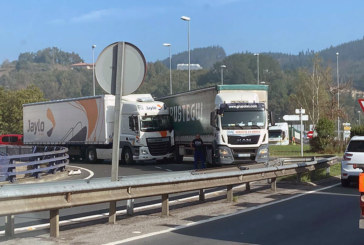 Una colisión entre dos camiones provoca retenciones junto a la rotonda de Eroski en Abadiño