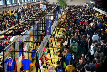 La Azoka abre sus puertas con la presencia de miles de estudiantes