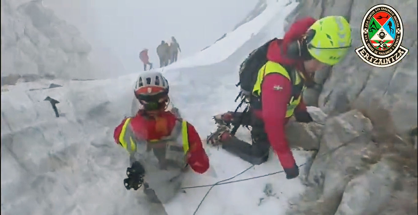 Rescatan a dos jóvenes que quedaron atrapados por el hielo en la sierra de Anboto