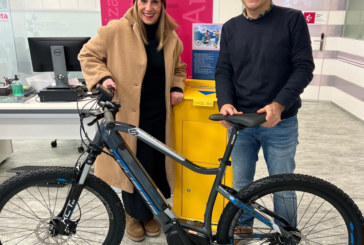 Pilar Cifuentes gana la bici eléctrica de la campaña navideña de Iurreta