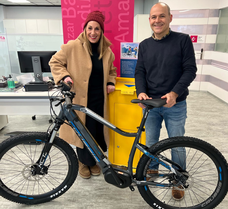 Pilar Cifuentes gana la bici eléctrica de la campaña navideña de Iurreta