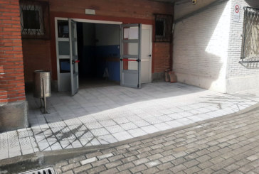 Rebajan las aceras en el entorno de la escuela de Traña-Matiena para mejorar su accesibilidad
