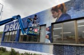 Martzel Do Nascimento pinta un mural de 80 metros de largo en la fachada de la cooperativa Ekin