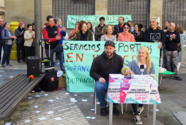Trabajadores del polideportivo de Landako cumplen un mes en huelga sin “respuesta” del Ayuntamiento