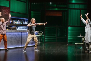 Ados Teatroa pone en escena esta tarde en Durango una comedia sobre el miedo a lo desconocido