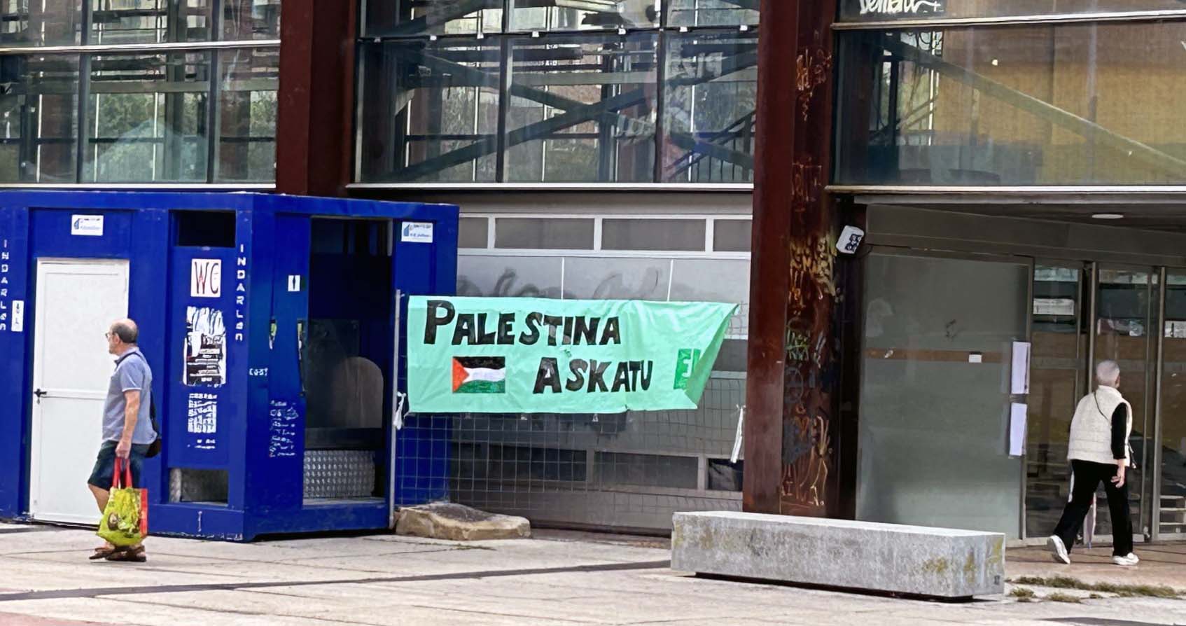 Pancarta en apoyo a Palestina colocado en Landako Gunea, junto al recinto de las txosnas.