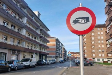 Abadiño refuerza la señalización para limitar el paso de vehículos pesados por su casco urbano