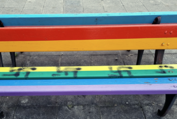 Pintan esvásticas nazis en los bancos LGTBI de Durango