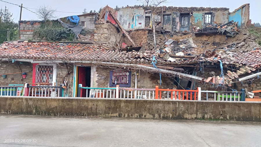 Colapsa el tejado de un caserío ocupado en Izurtza