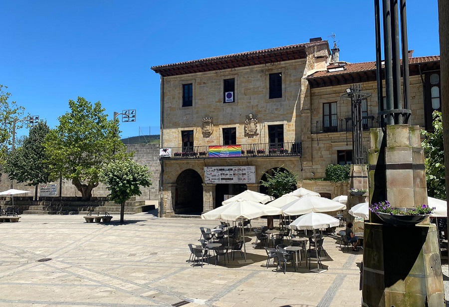 Elorrio condena la aparición de pintadas machistas en mobiliario urbano público y particular