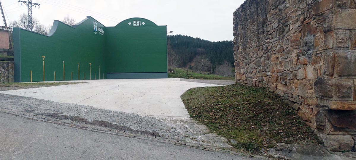 Mejoras en el acceso al frontón de Mendiola y el aparcamiento junto al campo de fútbol de Astola