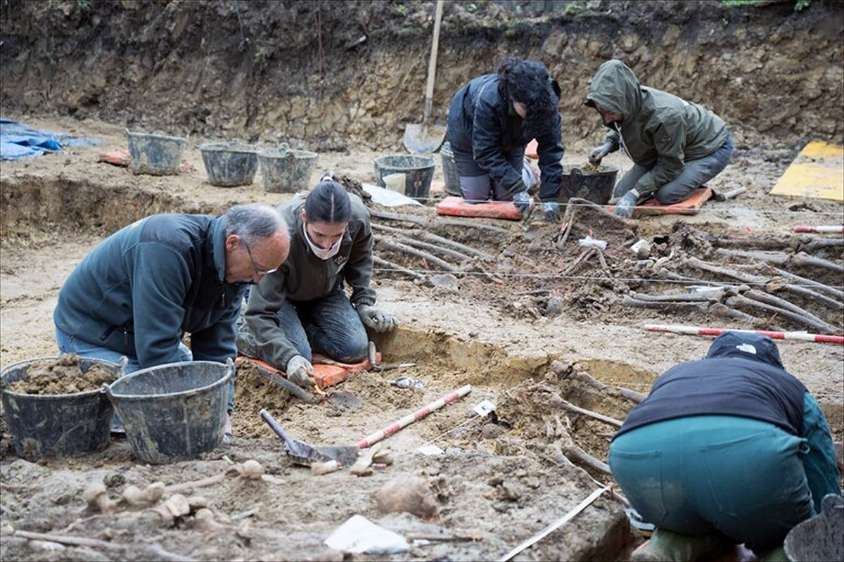 Identifican a los primeros desaparecidos de la Guerra Civil de la fosa del cementerio de Amorebieta