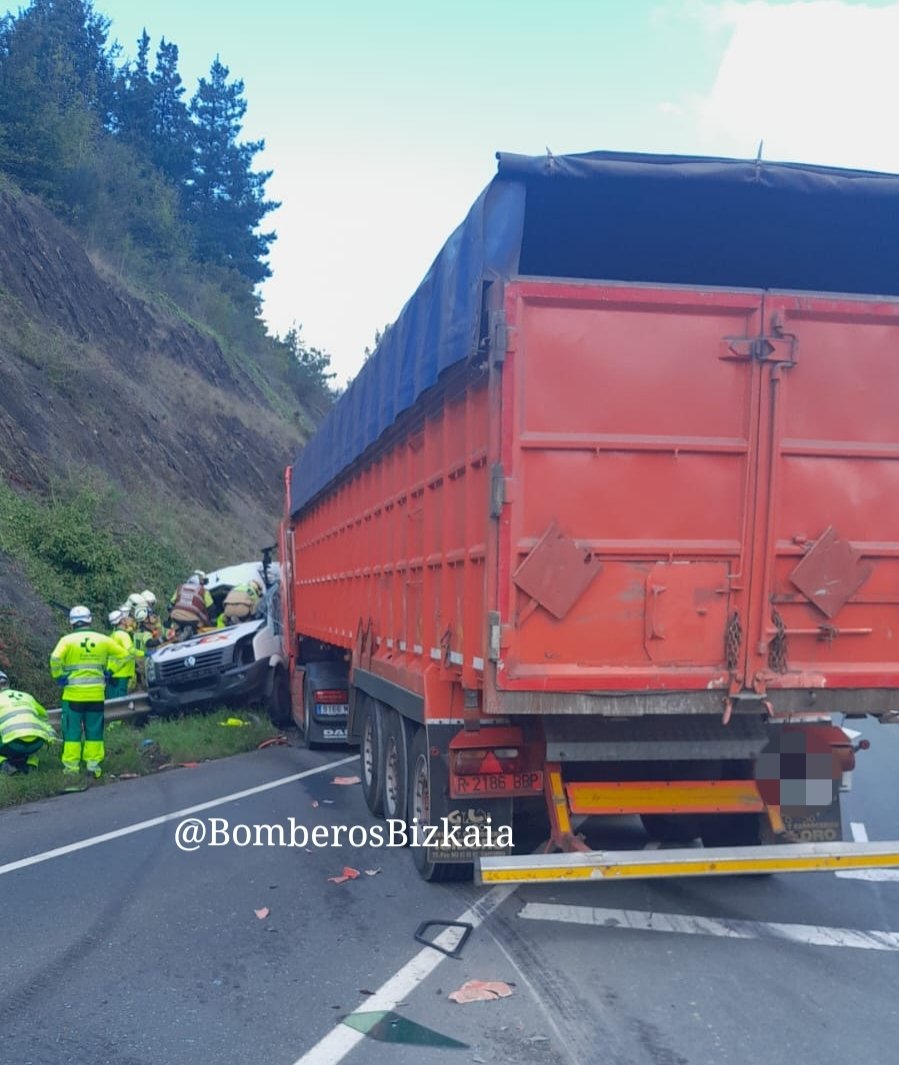 Un herido en un accidente con tres vehículos implicados en Elorrio