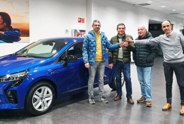 Aritz Aldalur recibe las llaves del coche de la JAED