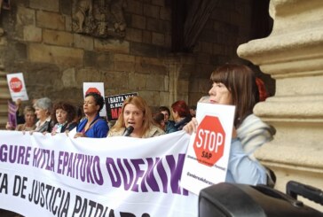 Andereak localiza carteles que defienden el falso SAP en Durango y exige al Ayuntamiento su retirada