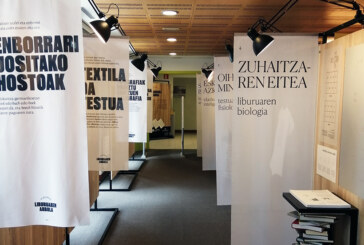 Elorrioko Liburutegia guztiz eraldatu duen erakusketa bisitagai