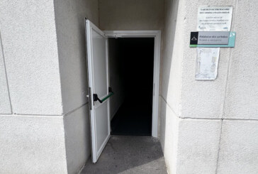 La seguridad del polideportivo de Tabira se refuerza con la sustitución de tres puertas de acceso