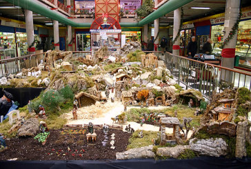 Los comerciantes instalan su espectacular Belén en la plaza