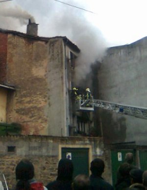 El fuego arrasa un edificio de madera del Casco Viejo