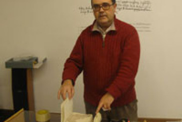 La partida de bautismo más antigua de Bizkaia se exhibe en el Museo de Arte e Historia