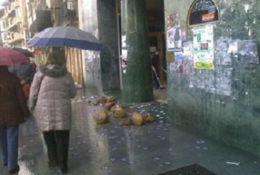 AHT Gelditu arroja bolas de tierra frente al batzoki