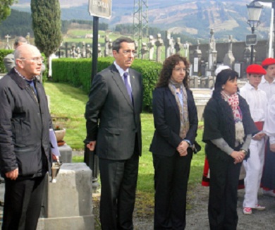 Supervivientes y autoridades homenajean a las víctimas del bombardeo de 1937