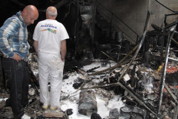 Un incendio sin heridos arrasa un almacén de pinturas en el polígono Arriandi