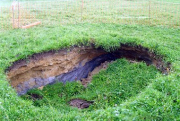 Se hunde el suelo en una campa del barrio San Andrés