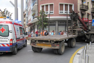 Un camión golpea a una mujer en el centro de Amorebieta