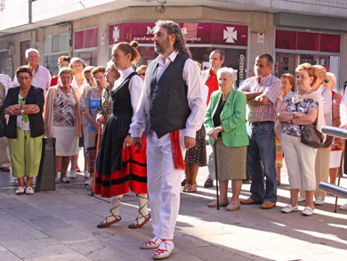 Kalebarria interrumpe las vacaciones para disfrutar de una animada jornada festiva