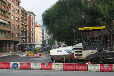 El asfaltado de la rotonda de Landako provoca diversas alteraciones del tráfico