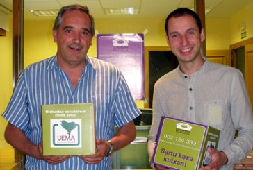 Euskaldunen hizkuntz eskubideen defentsaren aldeko postontziak jarri dituzte