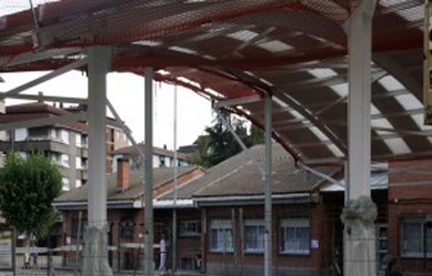 El Ayuntamiento cubre el patio de la escuela de Matiena