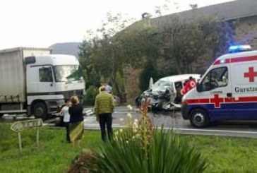 Fallece una mujer en una colisión entre una furgoneta y un camión en Amorebieta