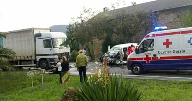 Fallece una mujer en una colisión entre una furgoneta y un camión en Amorebieta