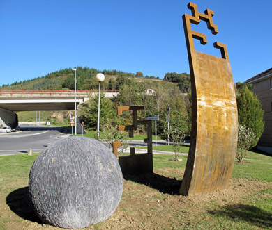 ???Aldaketa??? izeneko eskultura jarri dute Abeletxe auzoan