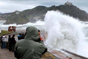El fuerte oleaje deja graves desperfectos en la costa
