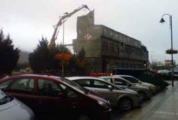 Comienza el derribo de la empresa Fundiguel