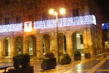 La iluminación navideña luce ya en las calles principales