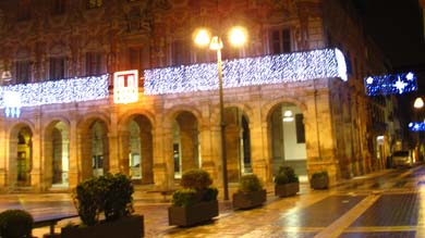 La iluminación navideña luce ya en las calles principales