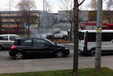 Un coche arde en plena calle