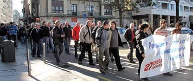 Decenas de personas se manifiestan contra la reforma de las pensiones