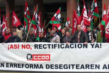 Delegados de CC OO protestan frente a la Seguridad Social