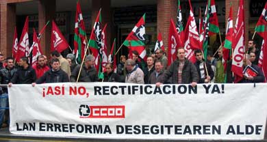 Delegados de CC OO protestan frente a la Seguridad Social