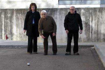 Inauguran las primeras pistas de petanca junto a la residencia Barandiaran